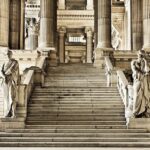 少年事件における刑事裁判と保護処分の違い。