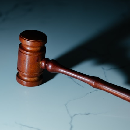 裁判官が勾留の要件を判断する場面をイメージした写真。勾留の必要性や逃亡・罪証隠滅のおそれを検討する刑事手続の象徴。