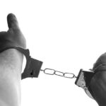 警察に逮捕された後の刑事手続の流れをイメージした図。逮捕から勾留・起訴・裁判までのプロセスを示す。