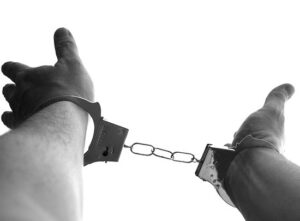 警察に逮捕された後の刑事手続の流れをイメージした図。逮捕から勾留・起訴・裁判までのプロセスを示す。