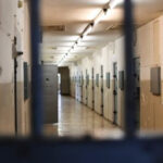 勾留中の家族や知人と会う一般面会の流れと注意点を解説するイメージ