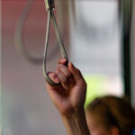 通勤ラッシュの電車内でのトラブルと裁判をイメージした写真。痴漢冤罪や勾留問題に関する法的判断を象徴する。