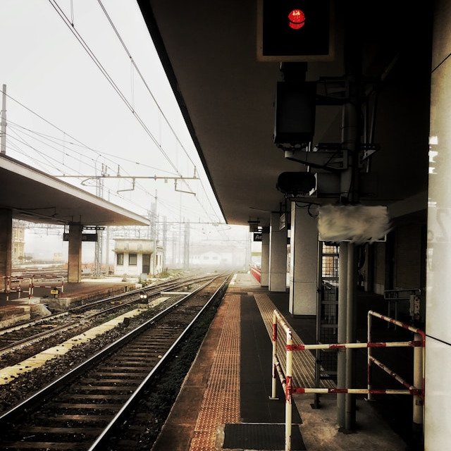 電車内での痴漢事件における供述の信用性と逆転無罪判決を解説する法律記事