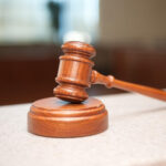 裁判所での量刑判断の仕組みを解説するイメージ、行為責任主義と情状評価の説明