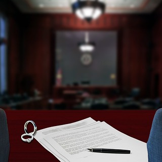 刑事訴訟法326条「証拠の同意」を象徴する法廷書類