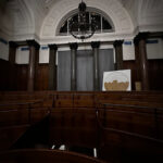 起訴から判決までの裁判手続きの流れを示す法廷イメージ図