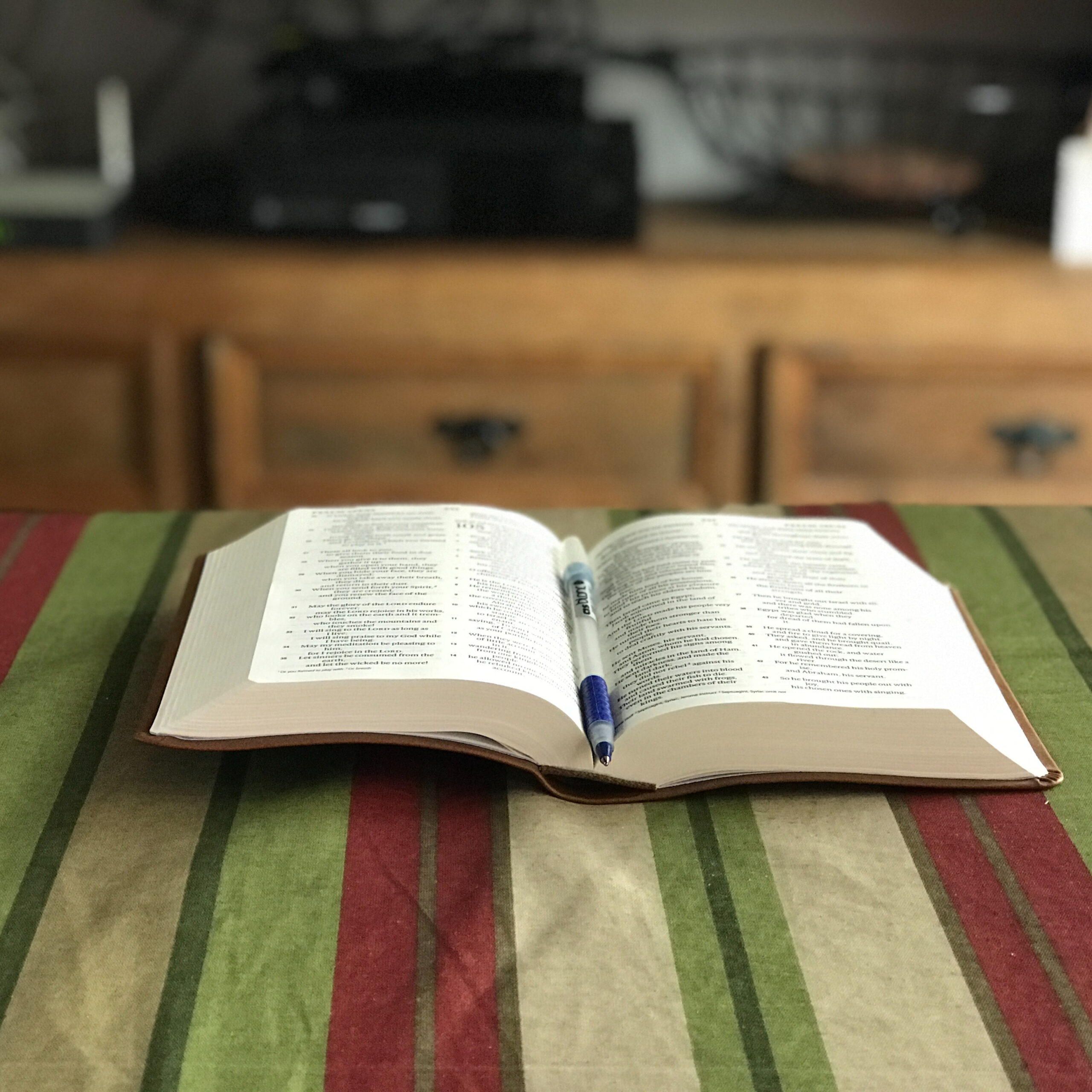 準抗告の実務論点を解説する弁護士による裁判手続きのイメージ