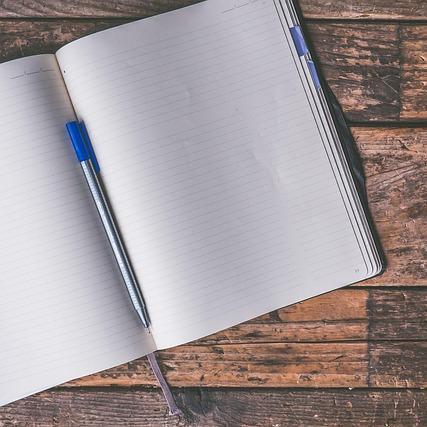 刑事裁判における伝聞法則の概念を解説するイメージ。裁判所、証拠書類、証人尋問を象徴します。