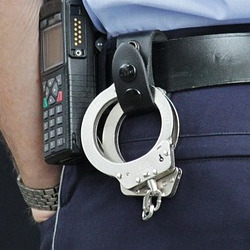 通常逮捕の解説を象徴する、逮捕状と裁判官による令状審査をイメージ