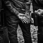 緊急逮捕の手続と要件を解説する法律記事のアイキャッチ画像(刑事訴訟法210条)