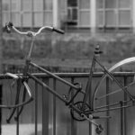 タイヤがなく自転車が放置されている様子。不法領得の意思の有無を問題とする法的イメージ