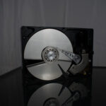 押収されたデータが保存された記録媒体の破壊とデータ消去を示すイメージ