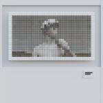 モザイクがかかった瞳の人物の肖像。匿名性や個人情報の秘匿を象徴するイメージ。