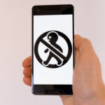 性的姿態等撮影罪を象徴するスマートフォンとプライバシー侵害のイメージ