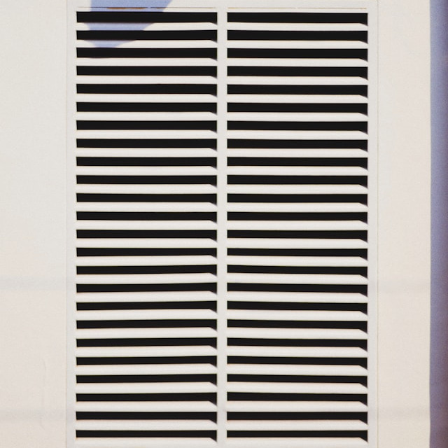 黒くマスキングされた文書。個人特定事項の秘匿や情報非公開を示す黒塗り