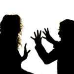 正当防衛が問題となる口論と対立の場面を示すシルエット