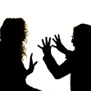 正当防衛が問題となる口論と対立の場面を示すシルエット