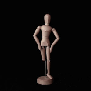 正当防衛の成否が問題となる刑事事件における緊張した判断状況を象徴するデッサン人形