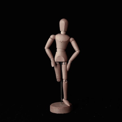 正当防衛の成否が問題となる刑事事件における緊張した判断状況を象徴するデッサン人形