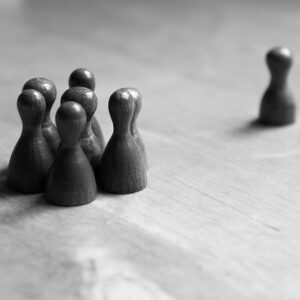 共犯関係から一人が離脱する状況をチェスの駒で表現したイメージ