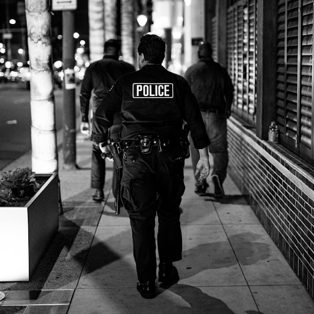 警察官による職務質問のイメージ（適法性と限界を解説する記事）