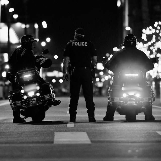 職務質問で警察官に呼び止められる場面のイメージ